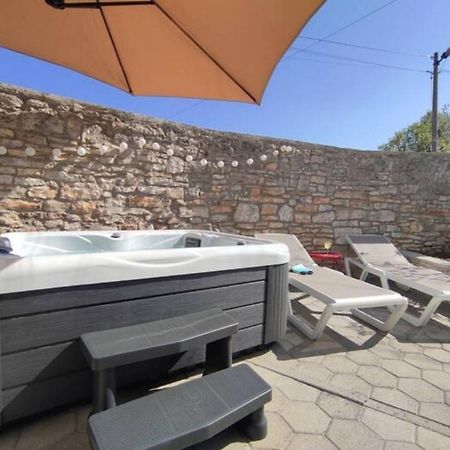Apartment With Whirlpool And Bbq Near Porec Baderna Exteriör bild