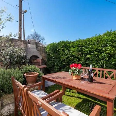Apartment With Whirlpool And Bbq Near Porec Baderna Exteriör bild