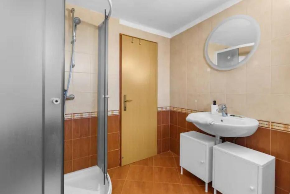 Apartment With Whirlpool And Bbq Near Porec Baderna Exteriör bild