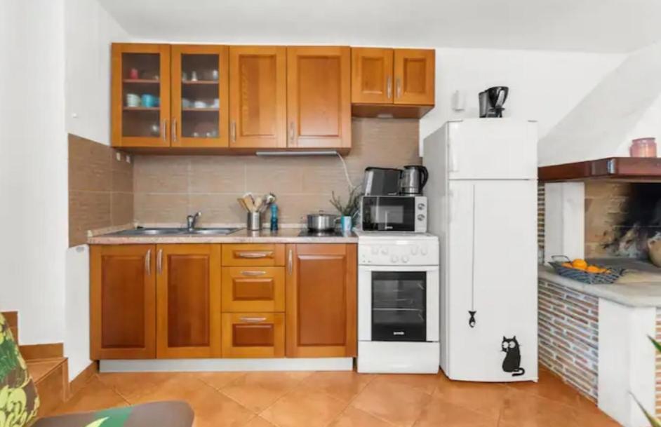 Apartment With Whirlpool And Bbq Near Porec Baderna Exteriör bild