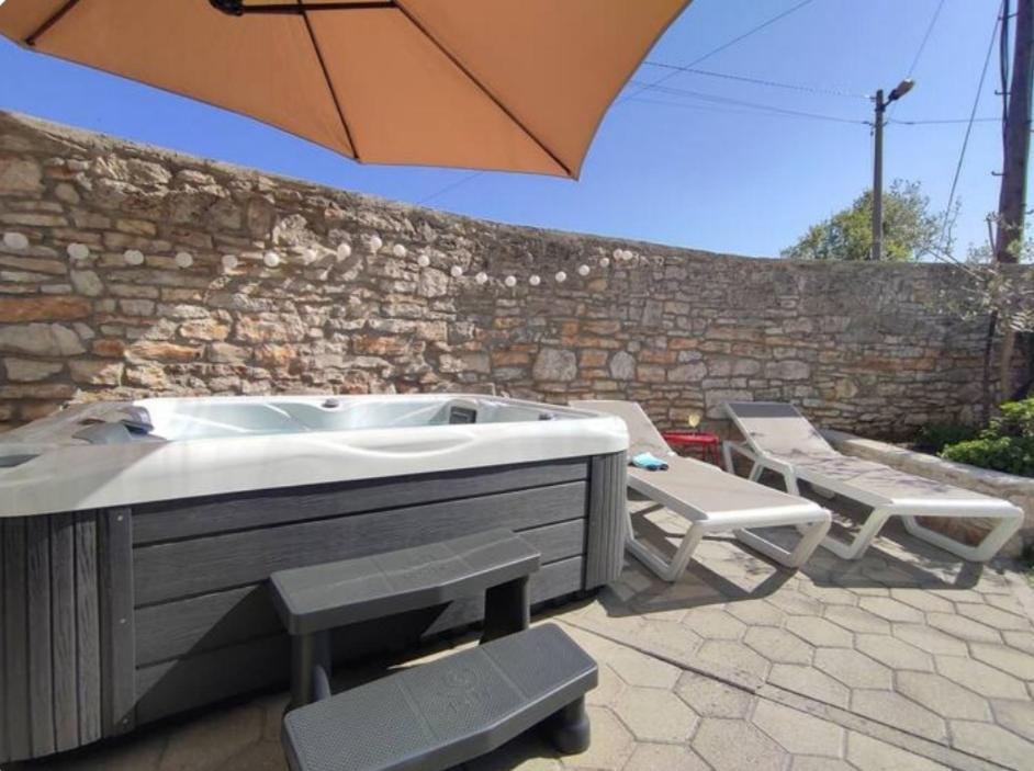 Apartment With Whirlpool And Bbq Near Porec Baderna Exteriör bild