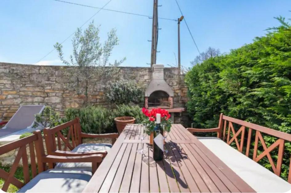 Apartment With Whirlpool And Bbq Near Porec Baderna Exteriör bild