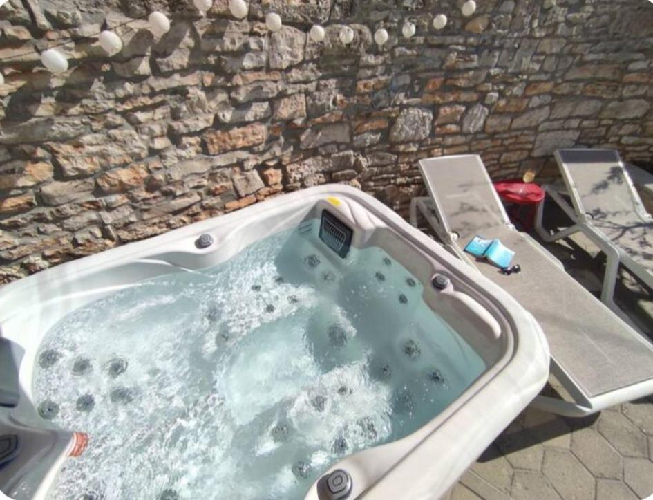 Apartment With Whirlpool And Bbq Near Porec Baderna Exteriör bild