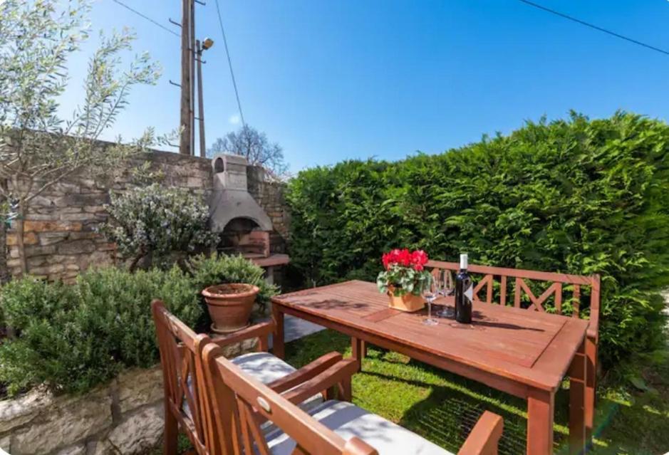 Apartment With Whirlpool And Bbq Near Porec Baderna Exteriör bild