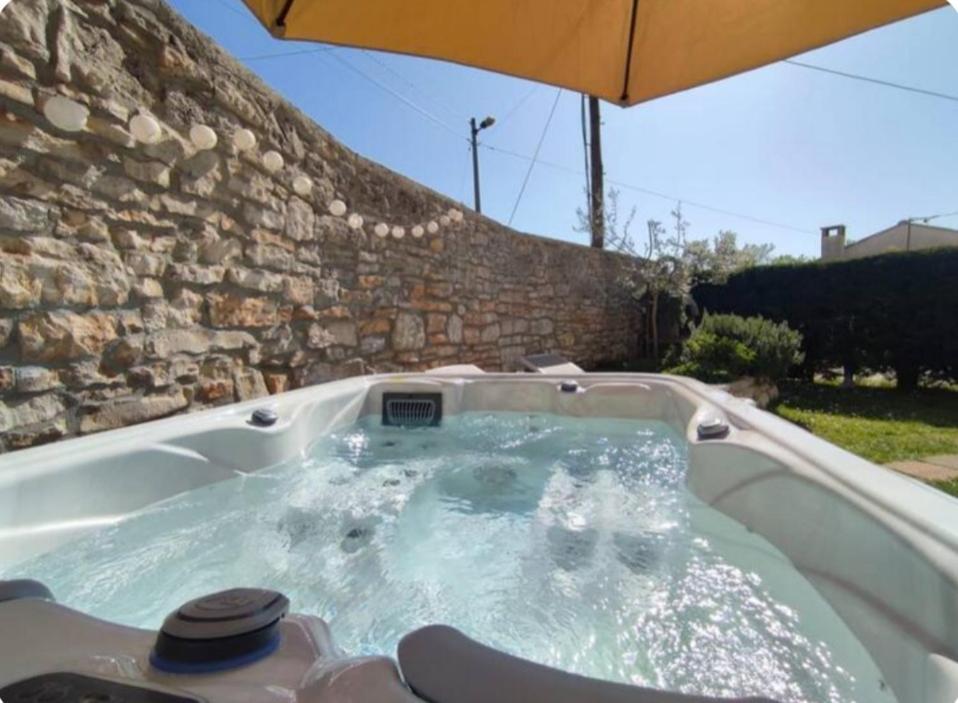 Apartment With Whirlpool And Bbq Near Porec Baderna Exteriör bild